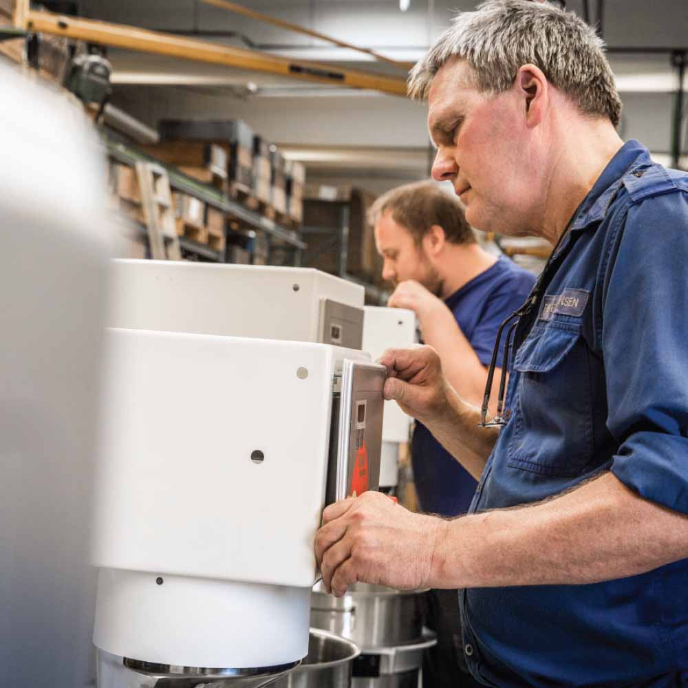 varimixer - production - mounting the front panel
